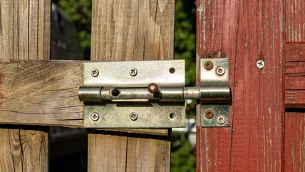 DIY Cổng Latch ý tưởng giữ vườn của bạn an toàn khỏi bệnh tật và thú nuôi