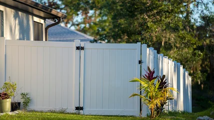 Dưới đây là làm thế nào để DIY A Vinyl Fence cài đặt cho sự riêng tư đáng giá và thích nghi