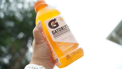 Tại sao một số người thêm Gatorade vào bộ nạp chim ruồi