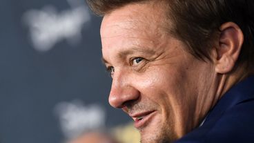 Jeremy Renner gây bất ngờ cho bệnh viện Reno 1 năm sau vụ tai nạn máy xúc tuyết suýt chết