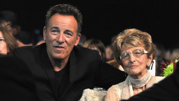 Bruce Springsteen thương tiếc cái chết của mẹ Adele bằng màn chia tay đầy khiêu vũ