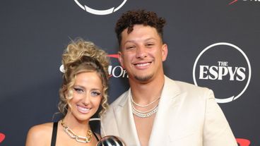 Brittany Mahomes hét lên 'ủng hộ' Patrick Mahomes giữa phản ứng dữ dội về áo tắm SI