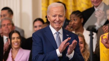 Joe Biden Goofs trong tạp chí Candace Parker với tư cách nhà vô địch WNBA Thăm Nhà Trắng