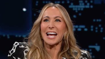 Nikki Glaser tiết lộ Tom Brady Joke cô ấy kéo ở phút cuối