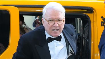 Steve Martin nhìn mặt tươi sáng một cách hài hước sau khi cuốn sách của ông bị cấm ở Fla.