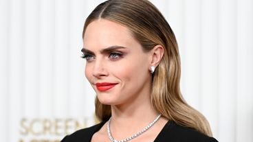 Chị Cara Delevingne mở đầu cuộc hành trình đầy say sưa, nhớ lại lúc 8 tuổi đã say rượu