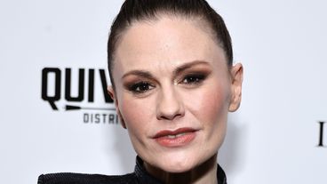 Anna Paquin đi bộ với cây gậy ở tiền nhiệm sau 2 năm học hành