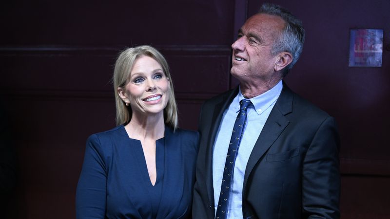 RFK Jr, giải thích về lý do tại sao Cheryl Hines' Stance on Thump và Baus Bradley Whitford