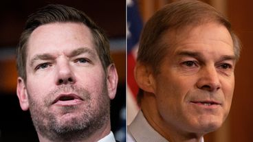 Eric Swalwell vạch trần thói đạo đức giả của Jim Jordan trong khoảnh khắc của Ủy ban bốc lửa