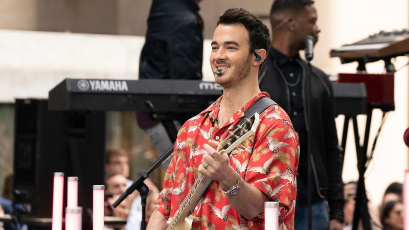 Kevin Jonas có ung thư tế bào Basal — Đây là điều cần biết về ung thư da