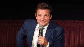 Jeremy Renner trở lại làm việc sau 1 năm sau tai nạn máy cày tuyết suýt chết