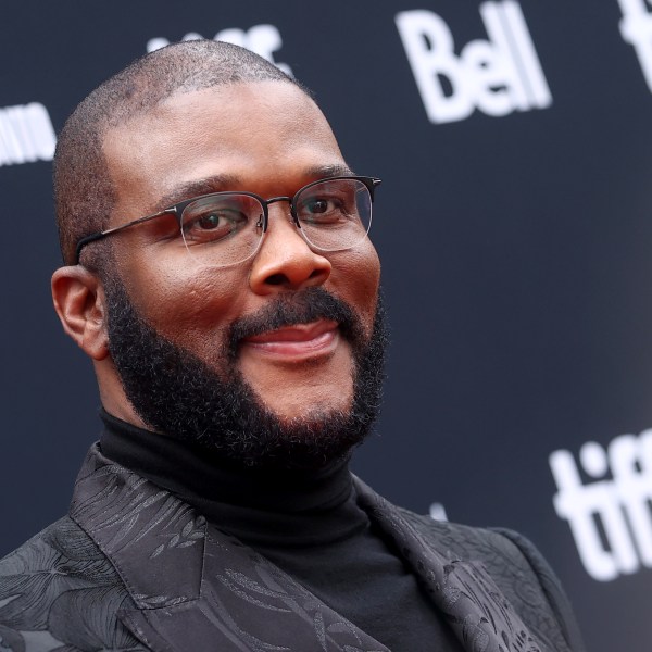 Tyler Perry tạm dừng việc mở rộng studio trị giá 800 triệu đô la 'vô thời hạn' sau khi thấy khả năng của OpenAI Sora