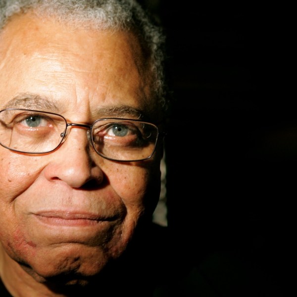 James Earl Jones, Người thắng giải EGOT và người biểu tượng của Darth Vader, đã chết lúc 93 tuổi