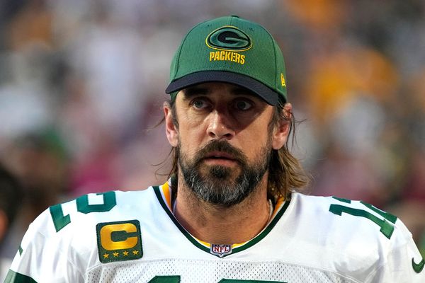 Aaron Rodgers đình chỉ vì lan truyền thuyết âm mưu HIV