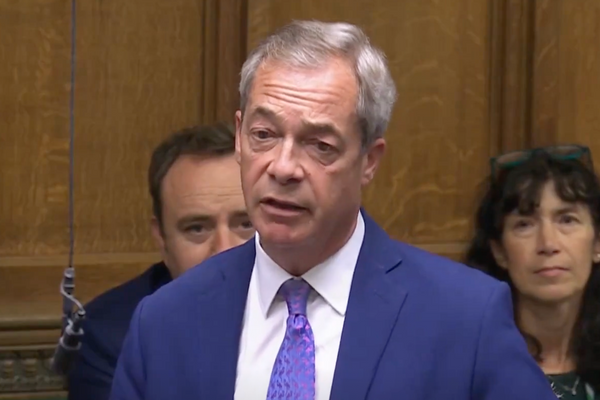 Nigel Farage hét to vì thuyết âm mưu cánh hữu lặp đi lặp lại