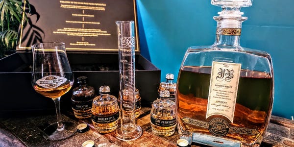 Đánh giá của nhà thiết kế Dram Whiskey Builder: Món quà hoàn hảo cho những người yêu thích rượu whisky, theo chuyên gia của chúng tôi