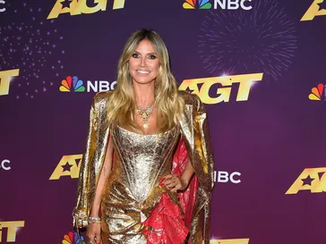 Heidi Klum Wore một chiếc nhẫn kim loại kim loại kim loại kim loại kim loại vàng đặt bộ đồ nhỏ với một cái khớp, sàn nhà Trech Coat