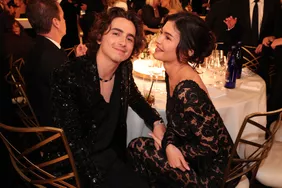 Kylie Jenner và Timothée Chalamet là "Người mạnh mẽ vẫn còn mạnh mẽ" mặc dù tin đồn bị chia cắt