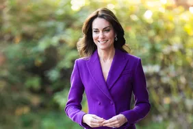 Bộ quần áo màu tím sáng của Kate Middleton có thể là bộ đồ hoàng gia đẹp nhất của cô ấy