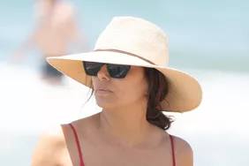 Eva Longoria Mang theo lò sưởi trong một lò sưởi ở quán rượu Bikini