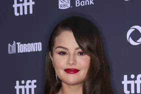 Selena Gomez mang về hai người yêu thích Y2K trên thảm đỏ