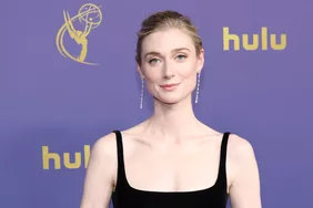 Elizabeth Debicki, công chúa Diana trong chiếc xe ngựa màu đen Emmys Gown