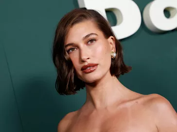 Hailey Bieber vừa mới đến ngày phù hợp với cô ấy