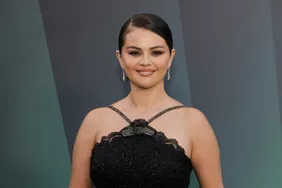 Selena Gomez một chiếc Bjeweled LBD và nói rằng cô ấy đang ở trong kỷ nguyên "Joyful" với Benny Blanco