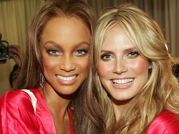 Heidi Klum và Tyra Ngân hàng có một hội nghị nhỏ Victoria bí mật tại hội trường Vegas của Mariah Carey