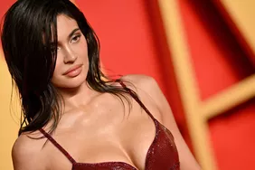 Kylie Jenner đã hủy bỏ phần mở rộng Tóc Mới trong một video Trang điểm miễn phí trên CNN