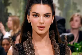 Kendall Jenner ghép chuỗi đỏ Bikini với Lipstick của mình