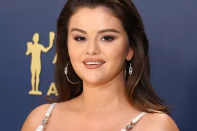 Selena Gomez đã nói về một tin đồn hẹn hò hoang dã liên quan đến con trai của JFK