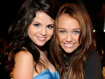 Miley Cyrus và Selena Gomez đã "Missy School vô nghĩa" với Nick Jonas