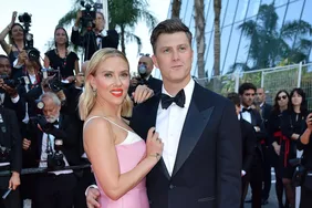 Colin Jost bình luận về Scarlett Johansson và con gái Rose