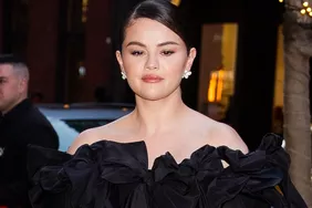 Selena Gomez. Được ôm chặt trong một dòng LBD lãng mạn với rất nhiều cung