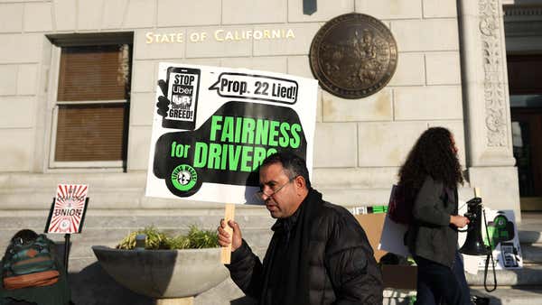 Ông Uber và ông Lyft có thể phân loại những người lái xe như những người hợp tác, theo lời ông California Tối cao Pháp viện