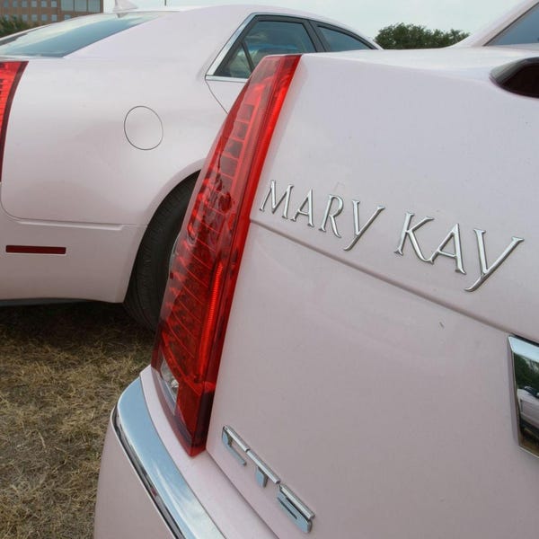 Sự phân biệt giới tính dẫn đến sự xâm nhập của chiếc Cadillac Mary Kay-Pink