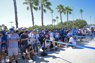 Người hâm mộ xếp hàng giờ trước khi Dodgers chơi để có được Shohei Ohtani bobblehead