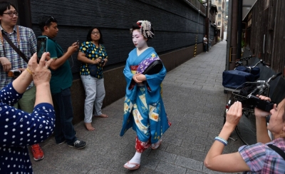 Tourists banned from private alleys in Kyoto's geisha district