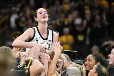 Record-setting Iowa star Caitlin Clark to enter WNBA draft