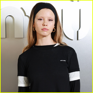 Mia Goth bị kiện bởi người tố cáo cô đá vào đầu anh ta trên trường quay