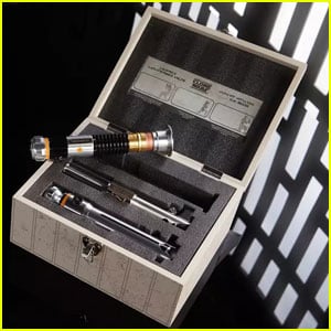 Disney Debuted Edition 'Star Wars: The Clone Wars' Lightsaber Hilt Set - Xem giá!