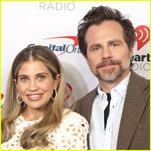 Danielle Fishel, Rider Strong, & More Have Mini "con trai gặp gỡ thế giới"!