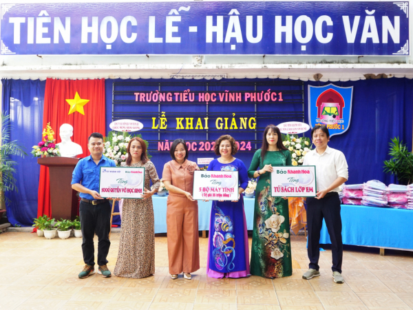 Khanh Hoa Newspaper and other agencies offer computers, bookshelves and scholarships to schools