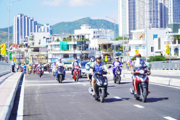 Xom Bong Bridge opens to traffic