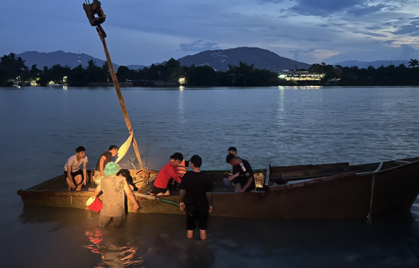 Tạm giữ 2 ghe hút cát trái phép trên sông Cái