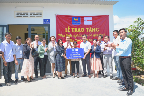 Khanh Hoa Newspaper jointly with Khanh Hoa Young Entrepreneurs’ Association hands house over to the poor