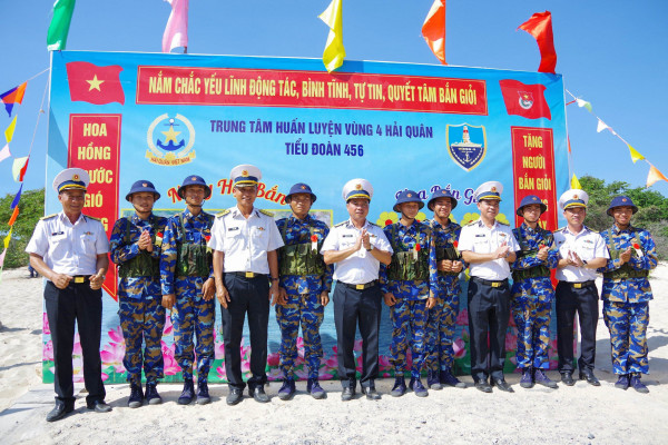 Tư lệnh Vùng 4 Hải quân kiểm tra huấn luyện bắn đạn thật tại Trung tâm Huấn luyện