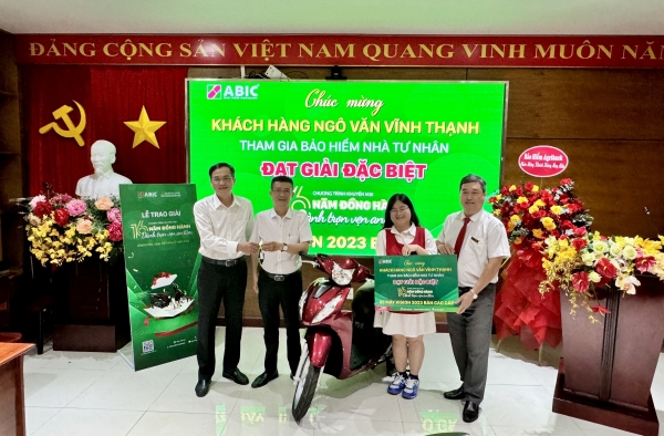 Bảo hiểm Agribank trao giải thưởng cho khách hàng trúng thưởng chương trình “16 năm đồng hành - Dành trọn vẹn an tâm”