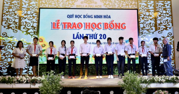 Ninh Hoa Scholarship Fund presents scholarships to over 590 disadvantaged students